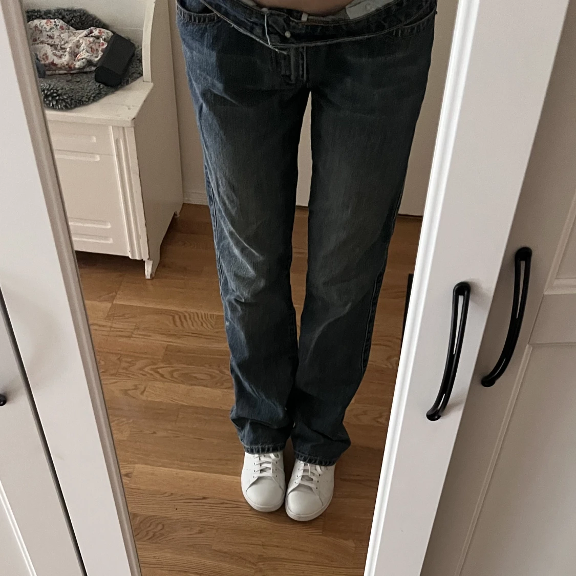 raka/utsvängda jeans