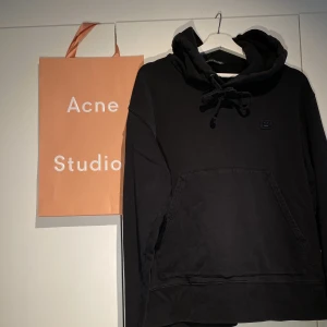 Acne Studios standard Face Hoodie - Hej, säljer en hoodie från Acne Studios i svart färg. Hoodien är i bra färg utan tecken på användning. Storlek L men passar även M. Nypris runt 3500kr. Riktigt najs simpel hoodie i vardagen. Priset är inte hugget i sten. Hör av dig vid frågor. 