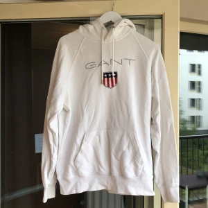 Huvtröja från Gant - Fint skick. Behövs bara att strykas sedan är den tipp topp.