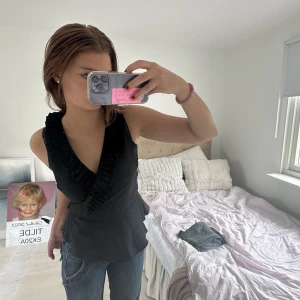 Fest topp - Jätte cool och fin fest topp som man knyter! Jag brukar ha storlek 36/38 och är 170 cm lång!🤍