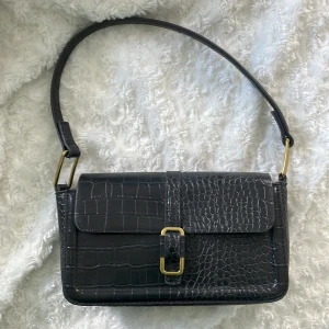 Väska  - Jag säljer denna söta baguettväska från Mango. I superfint skick endast använt några fåtal gånger. Skicka meddelande vid intresse/frågor🥰