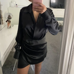 Svart satin klänning  - Super fin klänning, använd 1 gång. Jättebra skick🖤