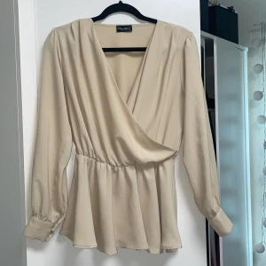 Peplum tröja - beige/vit - Sviinvacker tröja från Dilay i storlek S/M. Mycket efterfrågad plagg, passar tyvärr inte mig längre. Mycket fin och elegant. 