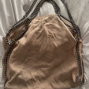 Stella McCartney väska🫶🏼 - En äkta Stella McCartney väska! Är inte i så bra skick därför är priset väldigt lågt💗