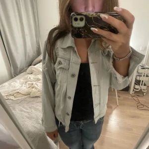 Jeans jacka  - Fin jeans jacka med hål i, sitter oversize på npn med Xs/S annars sitter den lite tajtare på nån med M( jag har M). KAN MÖTAS UPP 10 AUGUSTI I STHLM CITY)