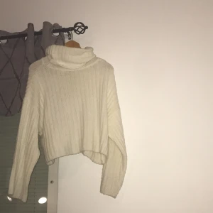 Stickad tröja - Stockholm stil, stickad tröja med långa nacke. Man kan vika ner den lite hur man vill. Ärmarna är breda och långa. Super fin. Bra skick.