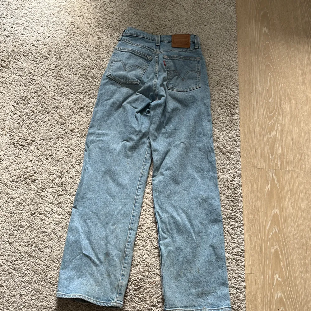 Säljer dessa snygga Levi’s jeans i modellen ribcage straight. De är 24 i midjan och 27 i längden. Jeans & Byxor.