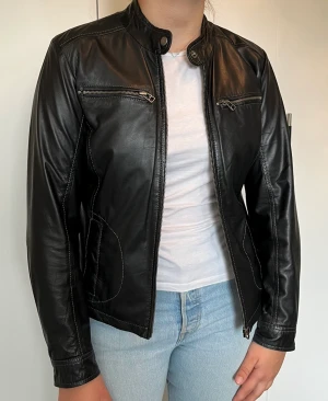 Skinnjacka dam - Skinnjacka i dammodell, supermjukt material (100% fårnappa).  Jackan är använd ett fåtal gånger och är i nyskick. Priset kan diskuteras vid snabb affär.