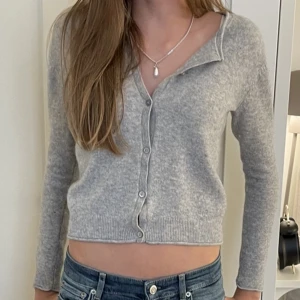 Grå Cashmere Kofta  - Jätte snygg grå cashmere kofta från märket Bon Point den har tyvärr några håll på armarna men vissa har sytts ihop🥰