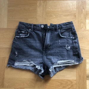 Svarta jeansshorts  - Jättefina svarta jeansshorts!🥰storleken är 36 men har krympt lite så passar 34