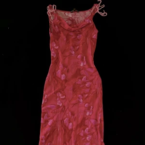 Slip dress - Super fin rosa midiklänning med blommigt mönster och knytning till axelband. Klänningen faller super fint på kroppen och har en vacker draperad halslinning