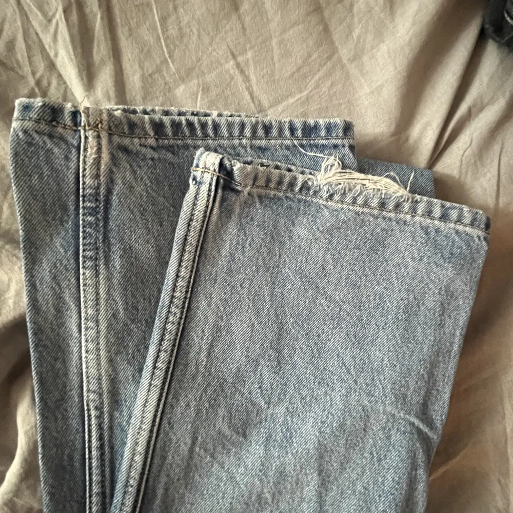 Säljer ett par weekday jeans i modellen arrow. De har lite slitage på ena änden av benet och därför säljer jag dem billigare!  Nypris-590kr men säljer den för 300kr Skriv i DM för fler detaljer/bilder🫶🏼. Jeans & Byxor.