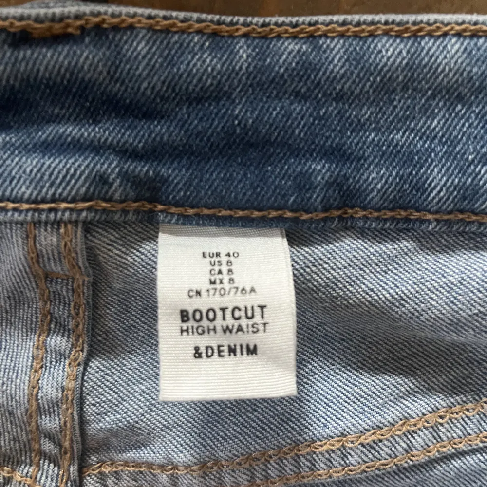 Bootcut high waist strl 40. Knappast använda.. Jeans & Byxor.