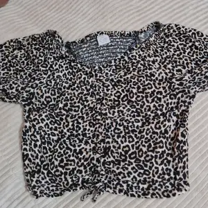 En leopardmönstrad tröja från lindex
