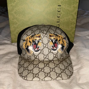 Gucci keps (tiger) - Gucci tiger keps, som har slutat tillverkas säljes för 4000-5000sek på farfetch etc Använd fåtal gånger, inga täcken på användning,box kvitto dustbag allt finns, fråga på