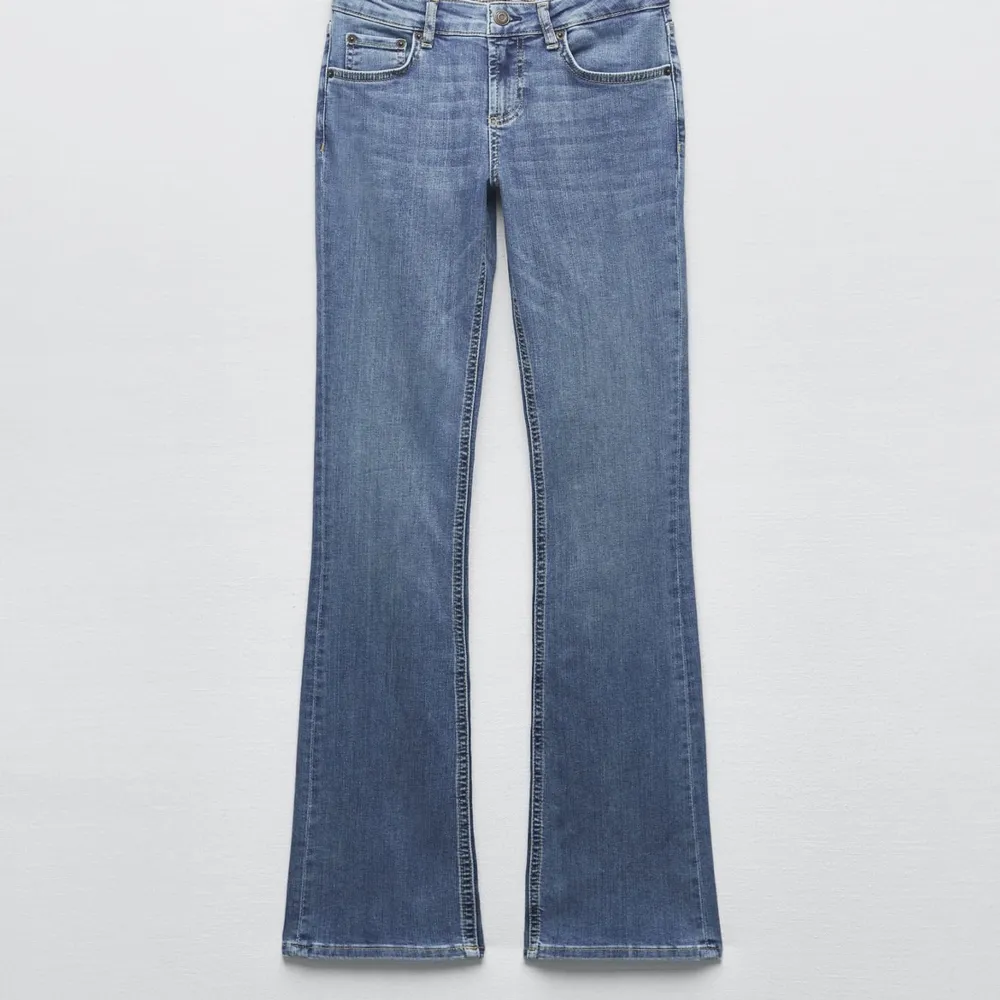 Säljer dessa low waist bootcut jeans från zara då jag köpte två helt oanvända i stl 36💕💕 Bara att skriva för fler bilder. Jeans & Byxor.