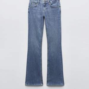 Säljer dessa low waist bootcut jeans från zara då jag köpte två helt oanvända i stl 36💕💕 Bara att skriva för fler bilder