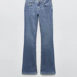 Zara jeans - Säljer dessa low waist bootcut jeans från zara då jag köpte två helt oanvända i stl 36💕💕 Bara att skriva för fler bilder