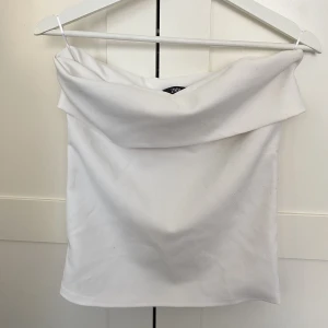 VIT TOPP - Vit söt topp från zara med dragkedja på sidan!!💘