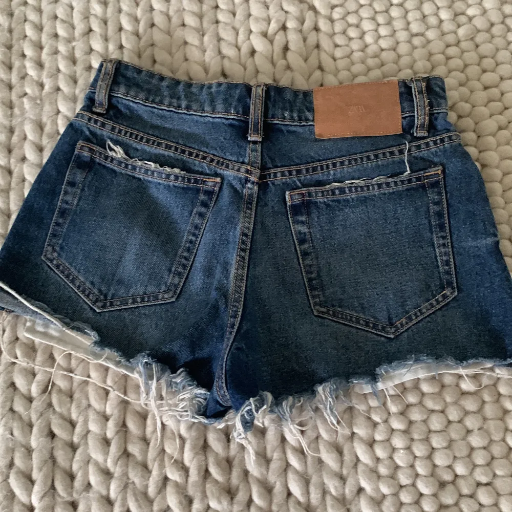 Jätte fina jeans shorts från zara köpta i vintras. Säljer då dom är för små för mig. Shortsen är knappt använda.. Shorts.