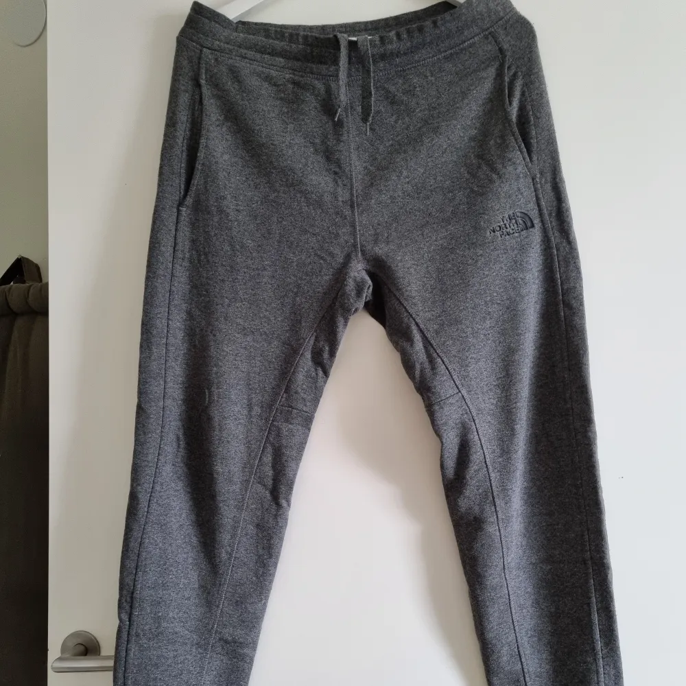 Grå mjukisbyxor. Inga fickor på baksidan. Acceptabelt skick. Noppriga. Finns tillhörande hoodie.. Farkut & Housut.