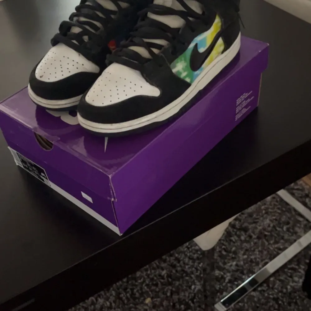 Säljer nu mina Nike SB dunk high tv signal! Storlek: 42,5 EUR  Box medföljer  Skorna är använda men i fint skick 1000kr eller lägg ett bud!  PM för flera bilder eller frågor!. Skor.