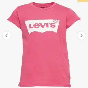 Säljer denna rosa Levi’s T-shirten som har glittrigt Levi’s tryck😊Storlek( 152)  Köparen står för frakt
