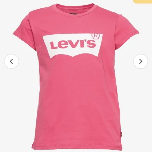 Rosa Levi’s t-shirt💖 - Säljer denna rosa Levi’s T-shirten som har glittrigt Levi’s tryck😊Storlek( 152)  Köparen står för frakt