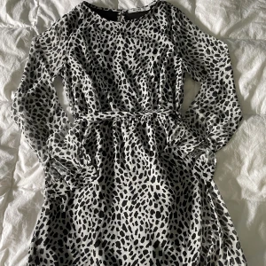 Fin klänning - Väldigt fin klänning med bra kvalitet. Passar perfekt till sommaren eller till en fest. Frakt tillkommer om du inte vill mötas upp i Uppsala.❤️