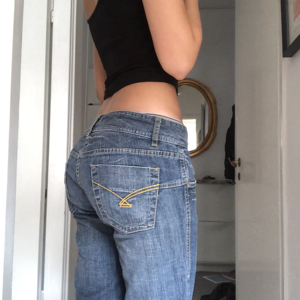 Lågmidjade jeans från Trailer. Sitter lite snyggt loose på mig som brukar ha S/36. Jag är ca 1.72💓 Midjemått: 82 & innerbenslängd: 87. Jeans & Byxor.
