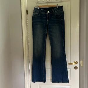 Jeans  - Snygga jeans med fickor storlek 42 men passar M som jag har