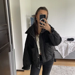 Snygg höstjackan från zara  - Nästan helt oanvänd, köptes i höstas. Ser helt ny ut. Möts i sthlm och fraktar (köparen står för frakten)!🤗🤗