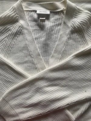 Vit stickad kofta - Säljer denna vita koftan från monkl utan några defekter ,pris  diskuteras