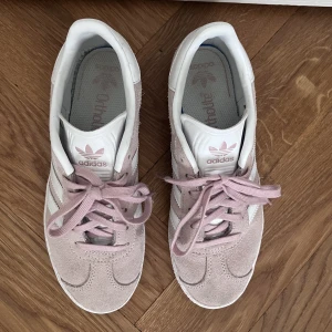 Adidas ljusrosa storlek 35 - Fina och knappt använda Adidas sneakers i ljusrosa mocka. Storlek 35 (US 3)