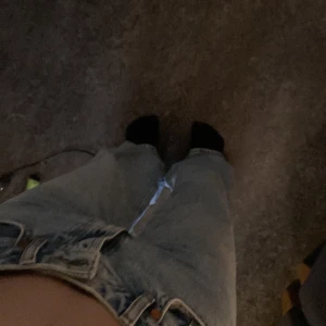 Jeans  - Säljer dessa jeans då dom är väldigt stora på mig i längden. Jag är 168