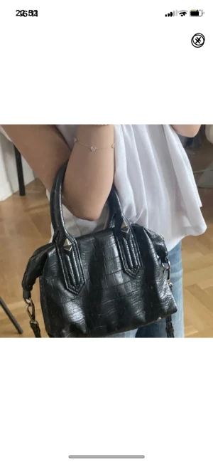 Zara väska  - Säljer denna handväska från zara då den inte kommer till användning och inte är särskilt använd, väldigt rymlig och bra. Hör av er vid frågor 💕 (lånade bilder) 