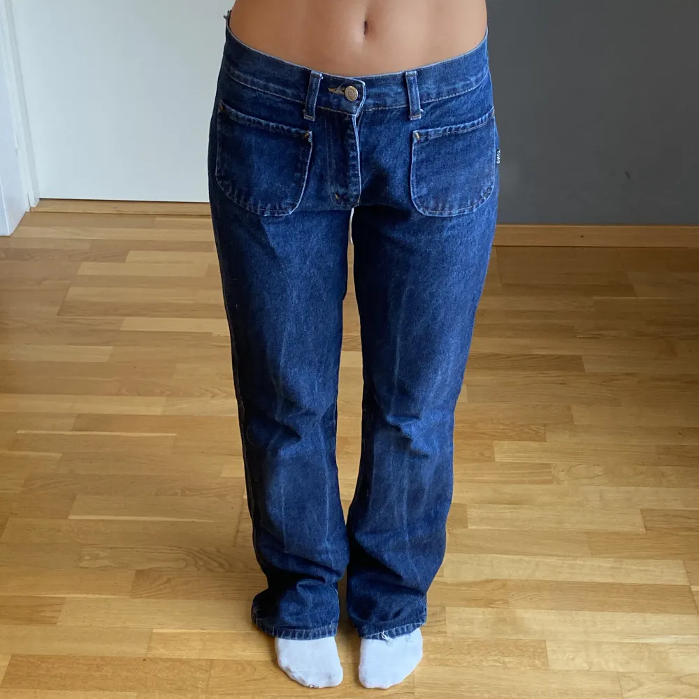 Lågmidjade jeans från only Midjemåttet: 76 cm Innebenslängden: 83 cm  Jag är 165 cm och de sitter jättebra i längden!!. Jeans & Byxor.