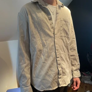 Overshirt  - Snygg beige overshirt! Fint skick! Funkar både som skjorta och tunnare jacka! 