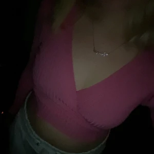 Rosa topp med knytning i ryggen  - Aldrig använd 