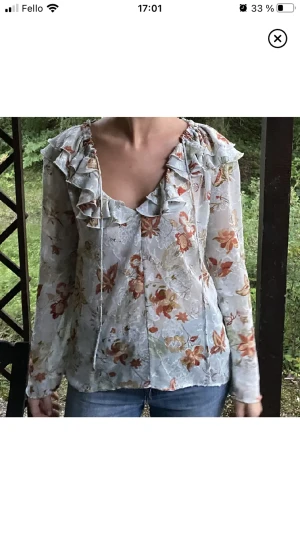 Söt blus från ZARA  - Jättefin blus från ZARA.  Storlek xs. Fint begagnat skick. 
