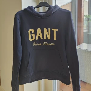 GANT tunnare hoodie - En hoodie med luva,lite tunnare med märket Gant. 