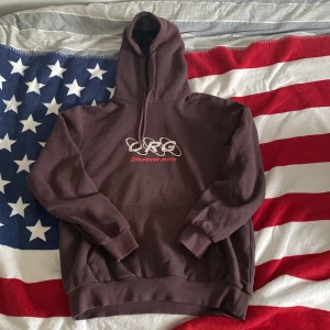 Jack & Jones hoodie  - Hej säljer denna fina hoodien från Jack & Jones I lätt använt skick Storlek M Vid frågor eller intresse skriv