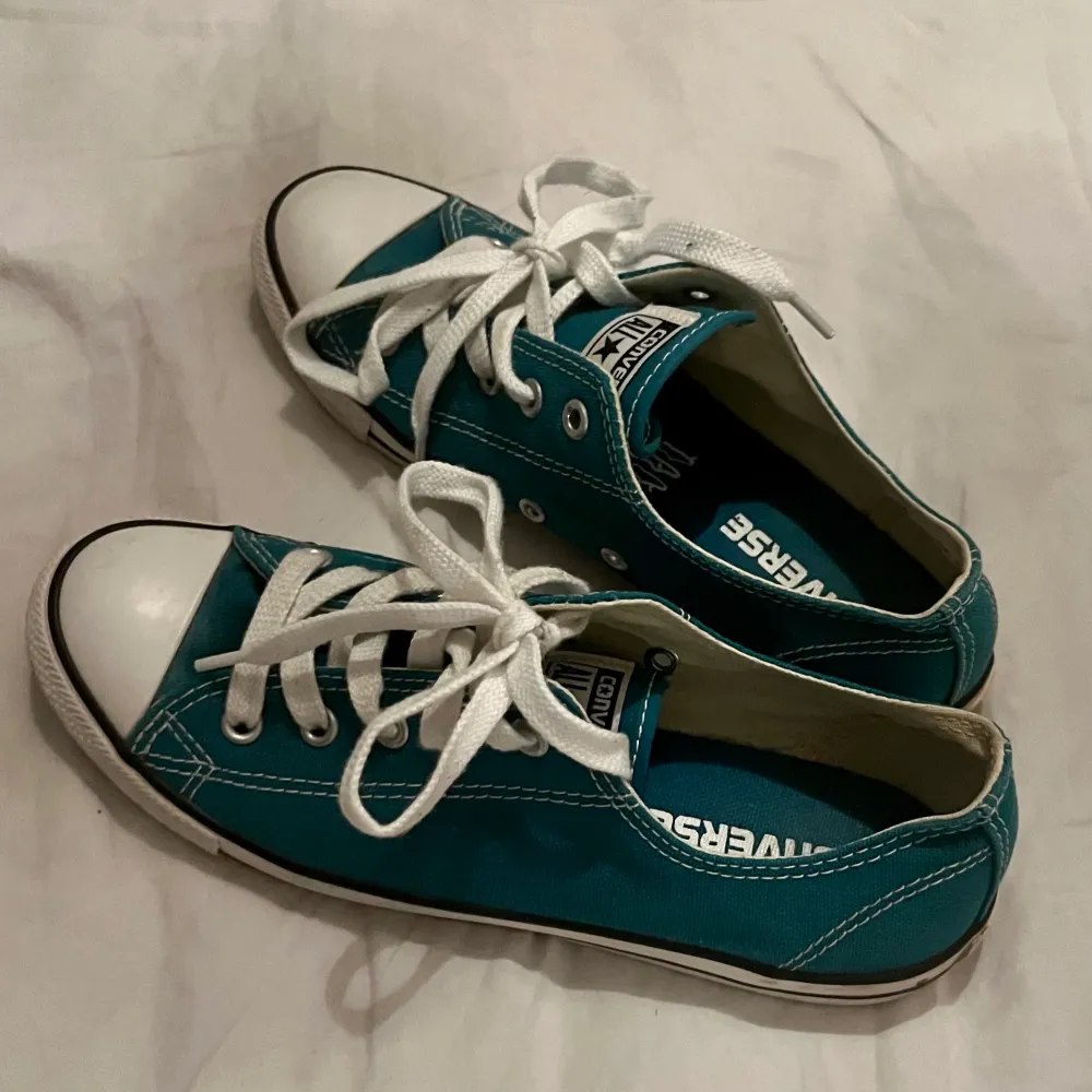 Tryck inte på köp nu❗️ Aldrig använda. Jättefina turkosa converse, står 37 på insidan men skulle säga att de är lite små i storleken så kanske 36-36.5! Pris kan diskuteras❤️. Kengät.