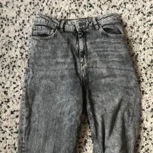 Säljer dessa jätte snygga gråa utsvängda jeans då de är lite för små för mig och inte kommer till användning så mycket längre.❤️