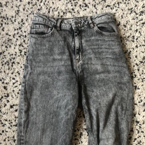 Gråa utsvängda jeans - Säljer dessa jätte snygga gråa utsvängda jeans då de är lite för små för mig och inte kommer till användning så mycket längre.❤️