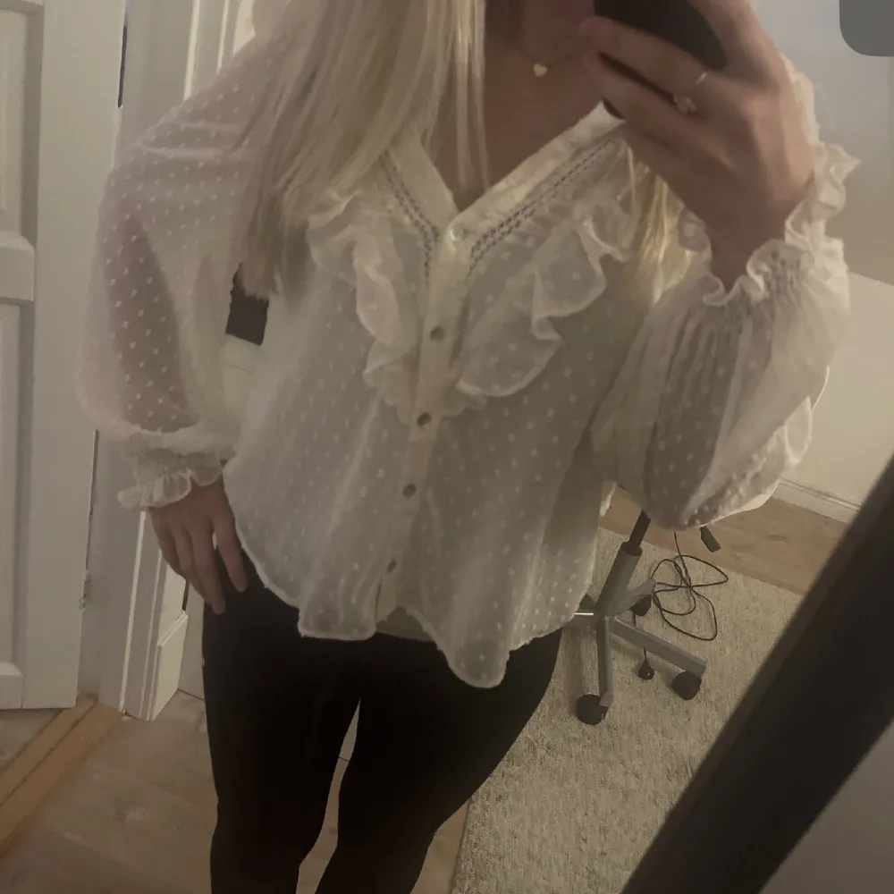 Skit snygg blus från zara som ja knappt använt ❣️. Blusar.