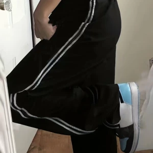 tracksuit byxor <3 - Trendiga nike - lik byxor i bra skick. Andvänd endast en gång. Mer info i chatt ♣️