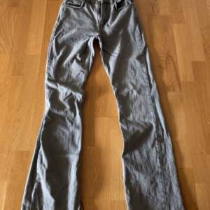 Säljer mina mid waist jeans från Gina använda få gånger🩷 säljer pga att dom inte passar