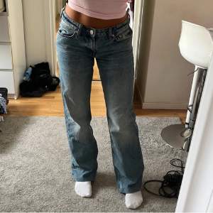 Lågmidjade jeans från Weekday i modellen Arrow! Jättefint skick förutom ett hål vid höger bakficka som lätt går att sy igen, men eftersom det är ganska stort säljer jag för ett bra pris💕Nypris 590kr! Uppsydda till någon som är ca 160!