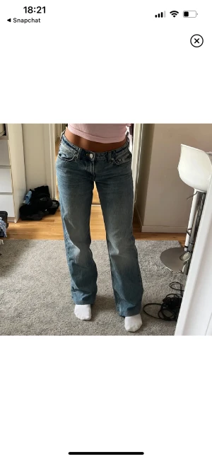 Weekday Arrow jeans - Lågmidjade jeans från Weekday i modellen Arrow! Jättefint skick förutom ett hål vid höger bakficka som lätt går att sy igen, men eftersom det är ganska stort säljer jag för ett bra pris💕Nypris 590kr! Uppsydda till någon som är ca 160!
